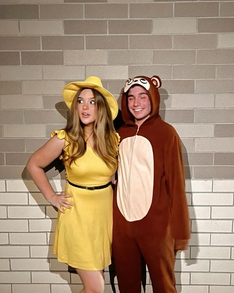 Curious George And Man In The Yellow Hat, Curious George Couple Costume, Curious George Costume, Halloween Easy Costume, College Halloween Costume, Eve Costume, Costumes 2024, Unique Couple Halloween Costumes, Couples Halloween Costumes