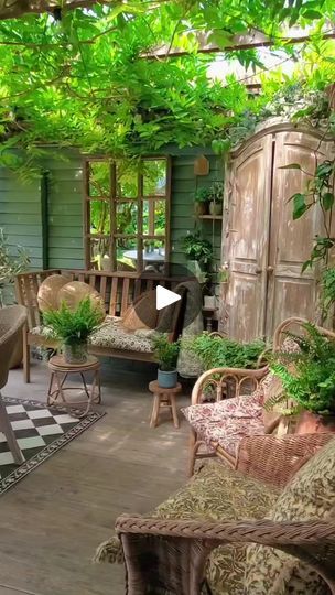 Small Courtyard Gardens, نباتات منزلية, Recycled Garden, Backyard Garden Design, Small Garden Design, Rustic Garden Decor, Courtyard Garden, Garden Cottage, Rustic Gardens