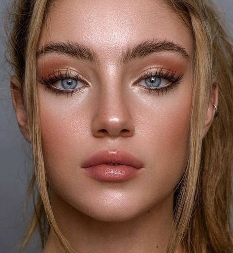 Light Beachy Makeup, Light Airbrush Makeup, Eye Make Up Inspiration, Bright Inner Eye Makeup, Bright Eyes Makeup Natural, Formal Makeup Ideas Natural, Glowy Eyeshadow Look, Blonde Blue Eye Makeup Looks, Makeup Looks For Strawberry Blondes