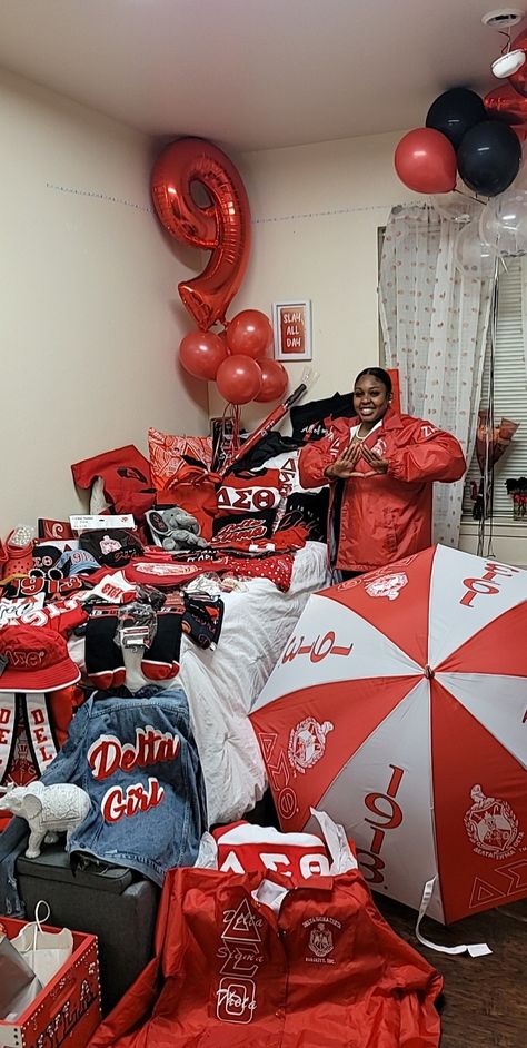 Delta Sigma Theta Room Decor, Dst Photoshoot, Hbcu Dorm Room Ideas, Hbcu Life, Sorority Room, Delta Sigma Theta Gifts, Black Fraternities, Fraternity Gifts, Bed Party