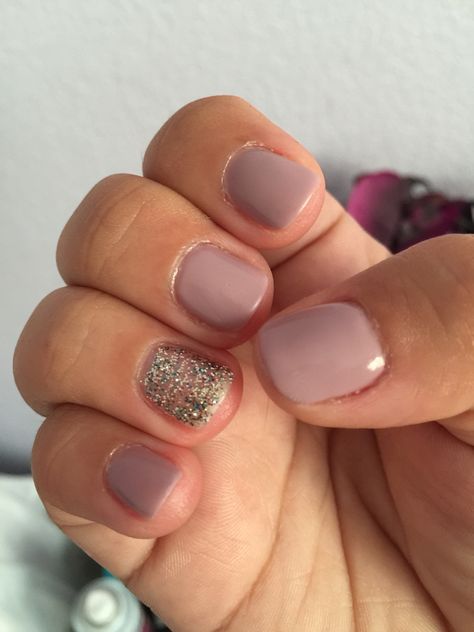 Cute Short Gel Nails Simple Fall, Gel Polish On Short Nails Natural, May Short Nails Ideas, Gel Mani Short Nails Glitter, Ideas For Very Short Nails, Very Short Square Gel Nails, Trendy Natural Nails Short, Gel Nails Short Nail Bed, Nail Dip Short Nails