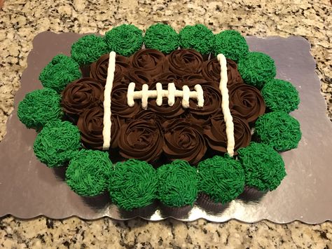 Football Cupcake Cake, Football Cupcake Cakes, Football Desserts, Superbowl Cake, Football Cupcake, Red Birthday Cakes, Football Cupcakes, Football Party Foods, Pull Apart Cupcake Cake