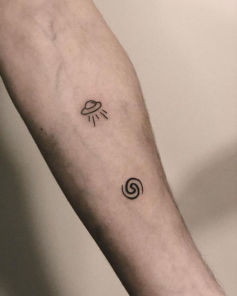 Tiny Alien Tattoo, Alien Ufo Tattoo, Spaceship Tattoo, Tattoo Space, Pixel Tattoo, Spiral Tattoos, Ufo Tattoo, Basic Tattoos, Alien Tattoo