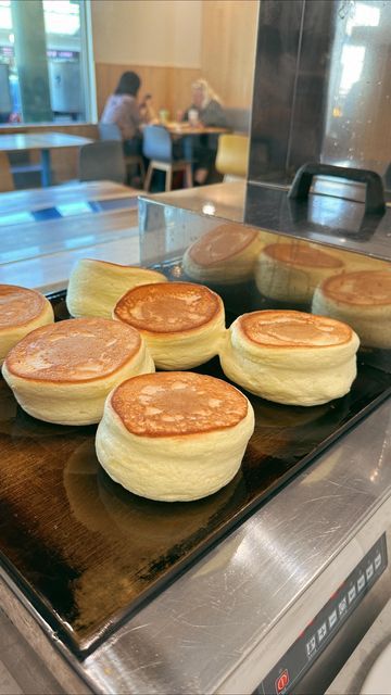 Creme Brulee Souffle Pancakes, Souffle Pancakes Aesthetic, Cloud Pancakes, Japanese Fluffy Pancakes, Japanese Souffle Pancakes, Souffle Pancake, Soufflé Pancakes, Japanese Pancake, Souffle Pancakes