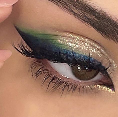 Green Eyeliner, Mekap Mata, Smink Inspiration, Edgy Makeup, Makeup Eye Looks, Creative Makeup Looks, Eye Makeup Art, Makeup Designs, Makeup Goals