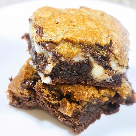 Now you don't have to choose between brownies and chocolate chip cookies. These Brookies with a Sweet Cream Cheese ribbon are the BOMB! Get the recipe on the blog today and see how easy they are to make with the video tutorial.  #brookies #brownies #cookies #recipe  #baking #cakes #chocolate #sweets #cakestagram #desserts #dessertrecipe #tipsfromamom Brookies Recipe, Cookie Dough Cake, Cream Cheese Brownies, Brownies Chocolate, Brownies Cookies, Desserts To Make, Brownie Cookies, Chocolate Chip Cookie Dough, A Typical