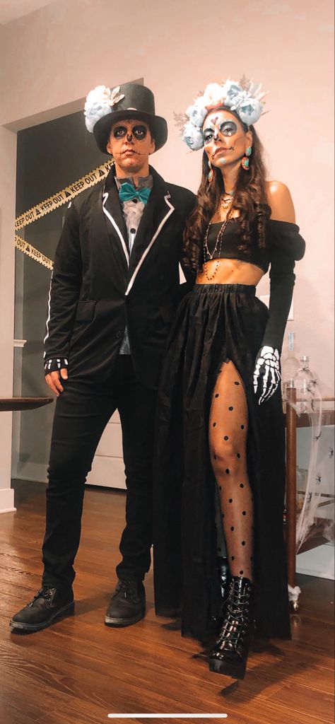 Dia De Los Muertos Couple Costume Ideas, Day Of The Dead Couple Costume, Diy Halloween Couples Costumes, Diy Halloween Couples, Halloween Couples Costumes, Halloween Couple Costume, Purim Costumes, Unique Couple Halloween Costumes, Halloween Parejas