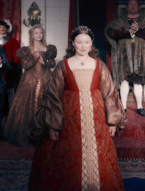 Tudor Period Dress, Medieval Dress Aesthetic, Historical Dresses Medieval, Tudor Women, The Serpent Queen, Asoiaf Fashion, Westeros Fashion, Witch Cloak, Tudor Dress