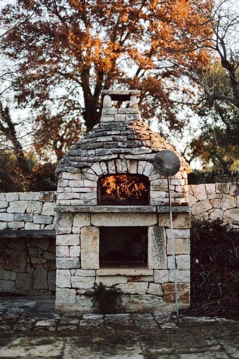 Outdoor Stone Oven, Stone Oven Outdoor, Stone Pizza Oven Outdoor, Bread Oven Outdoor, Stone Outdoor Kitchen, Outdoor Fireplace Pizza Oven, Pizza Oven Plans, Backyard Pizza Oven, Stone Pizza Oven