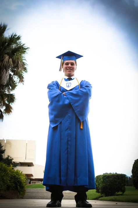 Cap and Gown Senior Pictures Hawaii, Gown Poses, Cap And Gown Senior Pictures, Male Graduation, Senior Pictures Hairstyles, Graduation Dresses Long, Grad Poses, Cap And Gown Photos, Cap And Gown Pictures