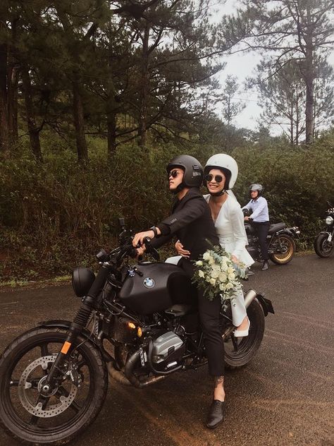 Motorcycle Prewedding, Just Married Motorcycle, Retro Prewedding, Motorcycle Wedding Ideas, Moto Wedding, Motorbike Wedding, Prewedding Photography Casual, Motorcycle Wedding Pictures, Vespa Wedding