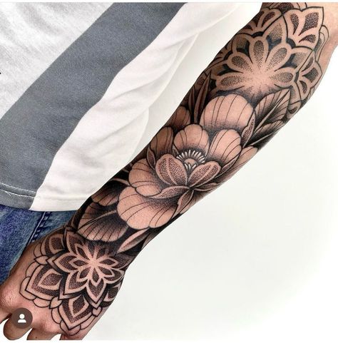 Japanese Mandala Tattoo Sleeve, Tattoo Hombre Brazo, Piercings And Tattoos, Dotwork Tattoo Mandala, Geometric Flower Tattoo, Flor Tattoo, Mandala Tattoo Sleeve, Shin Tattoo, Feminine Tattoo Sleeves