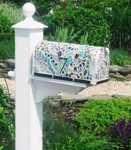 Stunning Sea Glass Mosaic DIY Ideas Coastal Mailbox, Glass Mosaic Diy, Mailbox Art, Painted Mailbox, Mailbox Makeover, Painted Mailboxes, Diy Mailbox, Unique Mailboxes, Mailbox Ideas