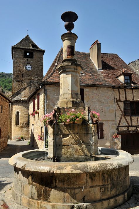 Medieval Village, Medieval Life, Quaint Village, Beaux Villages, French Countryside, Medieval Town, Clock Tower, Beautiful Buildings, France Travel