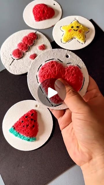 Itsy Bitsy Artsy I Art & Craft I Creative DIY on Instagram: "3D Sponge Art ❤🍉⭐️🖌 using Sponge on Water painting . A creative artwork and excellent handmade wall hanging frame! It will enhance the beauty of any space. . . . . . Material : 1. Sponge canvas for art  2. Water color 3. Marker for drawing  4. Plastic dropper  . . .  📌Follow me for more: ➡️ @itsy_bitsy_23 ➡️ @itsy_bitsy_23 ➡️ @itsy_bitsy_23 . . . . #3dspongeart #spongeart #watercolors #KidsCraft #easypainting #ArtAndCraft #CraftingFun #CreativeKids #WallArt #DIYDecor #CraftyFun #PaintingFun #ArtisticExpression #CraftyKids #ColorfulArt #ColorfulCreations #CraftInspiration #ArtisticKids #CreativeExpression #playwithcolors #CraftingWithKids #KidsArtProjects #paintingideas #spongecanvas #walldecorframe #artgift #kindergartenart #p Sponge Crafts Diy, Sponge Art, Sponge Crafts, Creative Art Activities, Paper Craft Ideas, Unique Drawings, Handmade Wall Hanging, Artists For Kids, Kindergarten Art