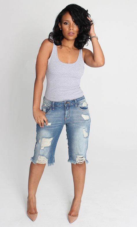 Grey and denim. Two of my my faves. She is rocking this simple but fab look! Extremely Hot Weather Outfits, Jean Shorts Outfit Black Women, Bermuda Shorts Outfit, Distressed Bermuda Shorts, Satin Scarf, Moda Chic, Bermuda Jeans, Cut Offs, Short Hairstyle