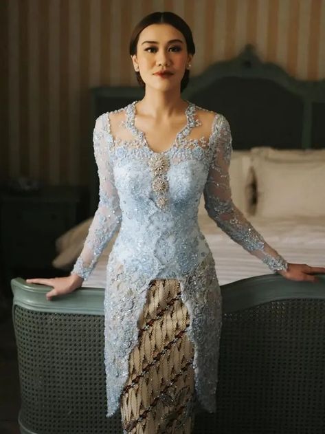 Merawat Kebaya Nusantara, Modifikasi Sesuai Kebutuhan dengan Berakar pada Pakemnya - Lifestyle Liputan6.com Model Kebaya Wisuda, Khmer Outfit, Kebaya Nikah, Kebaya Bridesmaid, Mix And Match Outfits Hijab, Kebaya Lamaran, Model Dress Kebaya, Kondangan Outfit, Model Kebaya Modern