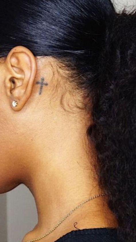 Word Tattoo Ideas, Behind Ear Tattoos, Cute Hand Tattoos, Pretty Hand Tattoos, Neck Tattoos Women, Stylish Tattoo, Drawing Styles, Black Girls With Tattoos, Petite Tattoos