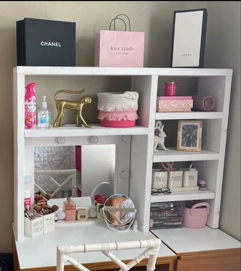 Dorm Room Vanity Desk, Dorm Room Vanity Ideas, College Dorm Mirror Ideas, College Dorm Vanity, College Dorm Mirror, Mirror Dorm Room, Dorm Room Vanity, Dorm Desk Hutch, Dorm Vanity