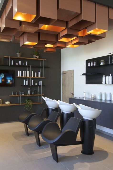 Oasi Del Capello Hair Stylist - Picture gallery African Hair Salon Interior Design, Saloon Display Design, Hair Salon Black And White, Black And Gold Barbershop, African Hair Salon, Vip Barber Shop, Interior Shop Display, Salon Pics, Parlour Design