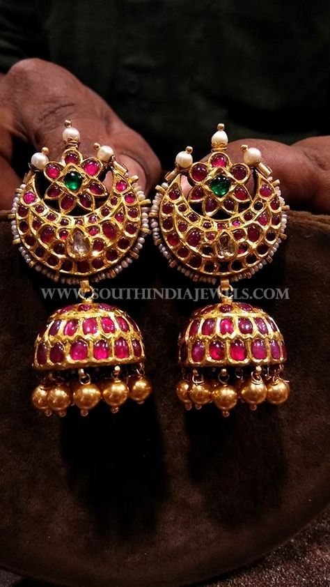 Gold Antique Kemp Ruby Jhumka Designs, Gold Bharathanatiyam Kemp Ruby Jhumka Designs. Gothic Jewelry Box, Antique Jhumka, Gold Jhumka, Jhumka Designs, Ruby Jewellery, Jewelry Box Diy, Gold Necklace Indian Bridal Jewelry, Terracotta Jewellery, Antique Jewelry Indian