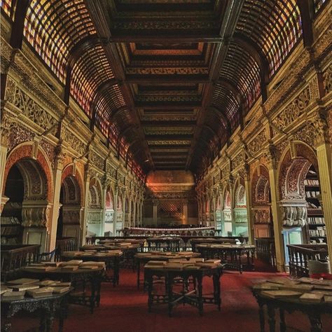 Big Courtyard, Asian Dark Academia, Indian Library, Indian Castle, Pretty Bookshelves, Character Homes, Beautiful Libraries, Dark Light Academia, Battle Ships