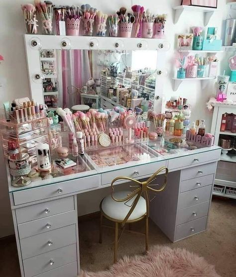 Rangement Makeup, Makeup Beauty Room, Beauty Room Vanity, Girly Room Decor, Neon Bedroom, Makeup Room Decor, Beauty Room Decor, Cosy Room, Vanity Room