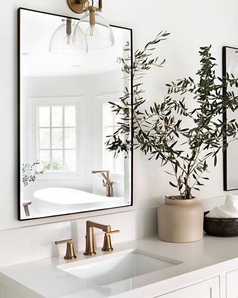 Airy Bathroom, Hamptons Farmhouse, Point Design, Lulu And Georgia, Modern Organic, Minimalist Room, Home Inspo, Modern Barn, Modern Forms