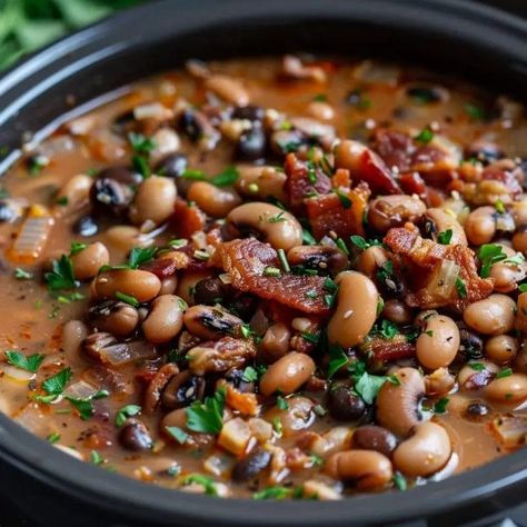 Slow Cooker Black-Eyed Peas with Bacon - Recipecs Slow Cooker Black Eyed Peas With Bacon, Pork And Black Eyed Peas, Recipes For Black Eyed Peas, Black Eyed Beans Recipe, Crockpot Blackeyed Peas, Dried Black Eyed Peas, Bean Stews, Slow Cooker Black Eyed Peas, Peas With Bacon