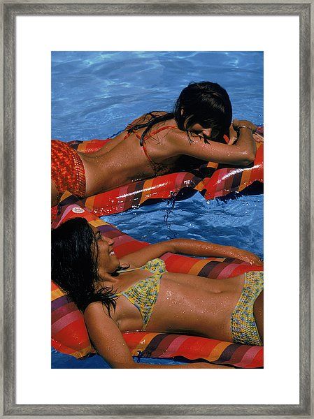 Girls On Lilos Framed Print by Slim Aarons Slim Aaron, Poolside Glamour, Vintage Swim, Slim Aarons, Buy Wall Art, Into Art, Models Off Duty, Vintage Beach, Model Life