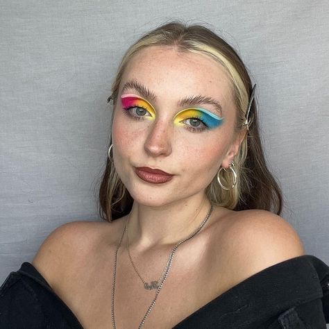 Pansexual Pride Makeup, Pansexual Nails, Pansexual Outfits, Pansexual Makeup, Makeup Colourful, Makeup Reference, Beauty And The Geek, Artsy Makeup, Pansexual Flag