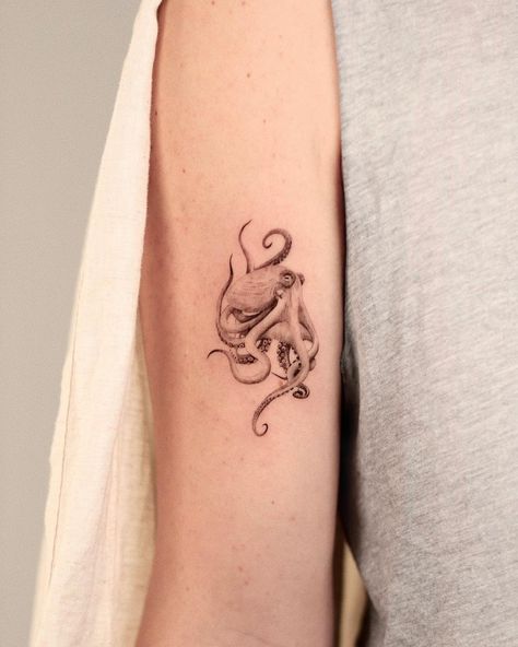 Cool Sea Creature Tattoos, Fine Line Octopus Tattoo, Jj Tattoo, Cute Octopus Tattoo, Octopus Tattoo Ideas, Small Octopus Tattoo, Squid Tattoo, Crane Tattoo, 16 Tattoo