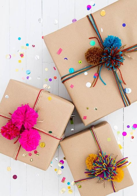 Multi Pom Pom Kit Natural Life Pretty Gift Wrapping Ideas, Diy Projects Gifts, Gift Wrapping Techniques, Gift Wrapping Inspiration, Gifts Wrapping Diy, Diy Gifts For Him, Diy Gifts For Friends, Creative Gift Wrapping, Diy Gift Wrapping