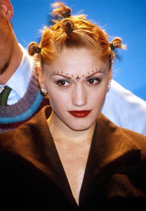 How many butterfly clips can one person fit on their head? In the 90s, not enough apparently. Gwen Stefani 90s, Look Disco, Hair Clips 90s, The 90s Fashion, 90s Costume, 90s Girl, 90s Hairstyles, Fluffy Hair, Gwen Stefani