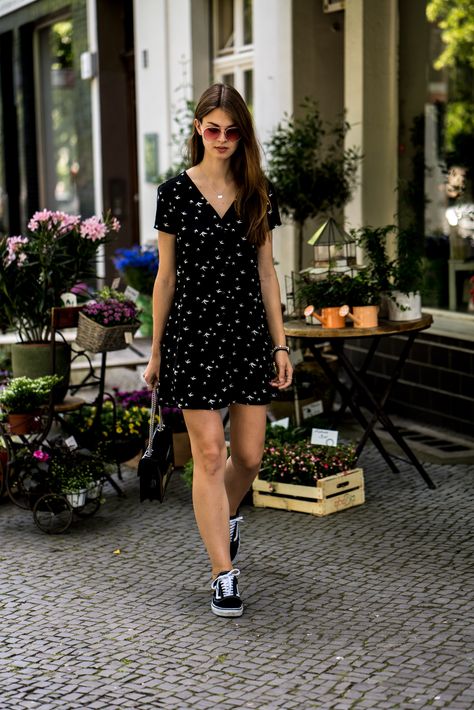 Vans Dress Outfit Casual, Trainers Dress Outfit, How To Style Dresses In Summer, Summer Dresses With Pockets, Vans With Dress Outfits, Short Dress With Sneakers, Summer Dress Outfits With Sneakers, Summer Dresses With Sneakers, Black Dress With Sneakers