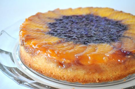 Cornmeal Cake Recipe, Blueberry Upside Down Cake, Strawberry Upside Down Cake, Cake With Blueberries, Cranberry Upside Down Cake, Pear Dessert Recipes, Fresh Fruit Desserts, Peach Upside Down Cake, Cranberry Dessert