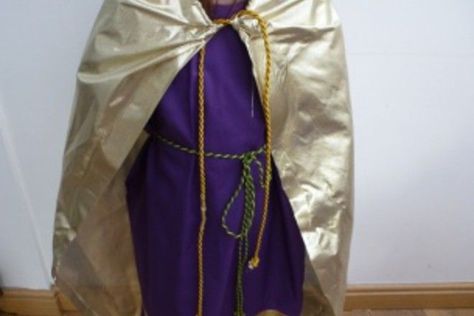 A simple but stunning and regal costume for a king/wise man in the nativity play. This costume is quick and easy to make. You can decorate and customise it as you wish. Here are the instructions for the no-sew king nativity costume. Wisemen Costume, King Costume For Kids, How To Make A Cape, Wise Man Costume, Shepherd Costume, Diy Costumes Men, Old Man Costume, Mary Costume, Biblical Costumes