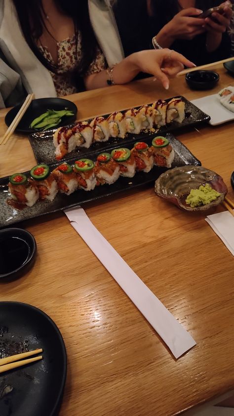 sushi dinner Sushi Dinner Instagram Story, Sushi Snapchat Story, Sushi Snapchat, Sushi Snap, Sushi Fake Story, Foto Sushi, Group Dinner, Sushi Date, Sushi Dinner