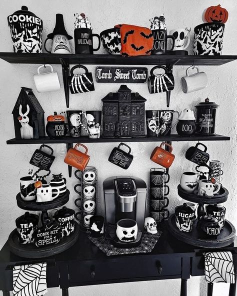 Casa Rock, Gothic Kitchen, Spooky Kitchen, Nightmare Before Christmas Decorations, Spooky Home Decor, Gothic Furniture, Dark Home Decor, Spooky House, Goth Home