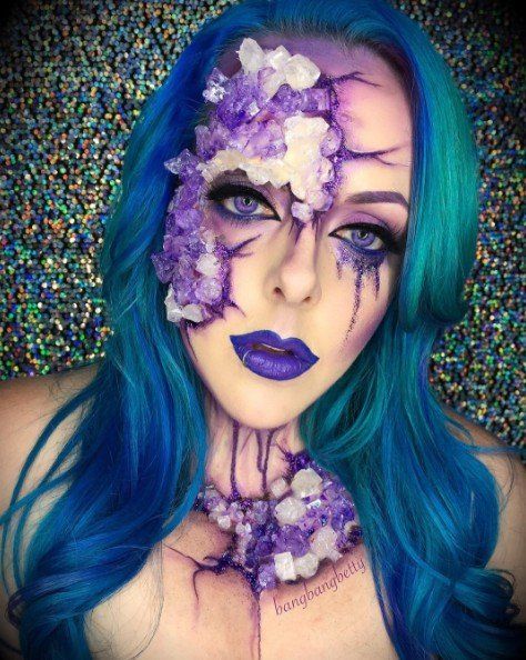 15 Awesome Last-Minute Halloween Face Paint Ideas Halloween Makeup Diy Easy, Diy Makeup Palette, Halloween Makeup Sugar Skull, Makeup Clown, Halloween Makeup Clown, Face Paint Ideas, Crystal Makeup, Creepy Halloween Makeup, Halloween Makeup Diy