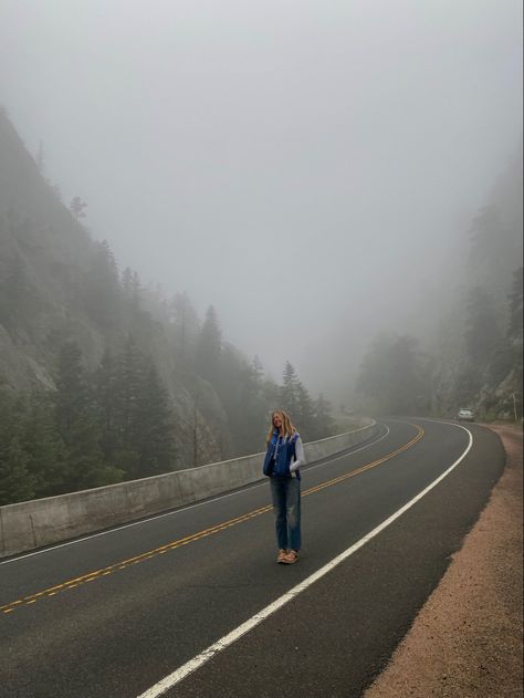 Life In The Mountains, Cute Mountain Pictures, Granola Senior Pictures, Mountain Pics, Nature Outfits, Adventure Aesthetic, Quiet Life, Mountain Life, Granola Girl