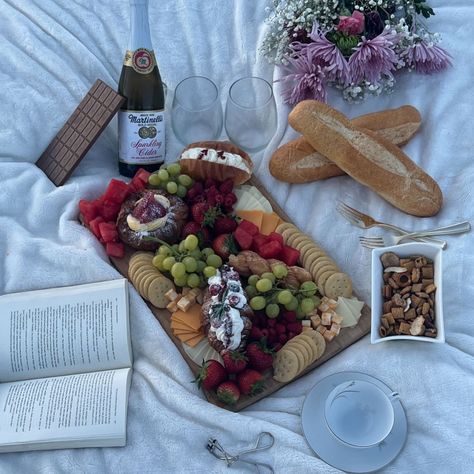 all i remember of you is the me that turned out just fine Romantic Picnic Aesthetic, Old Money Picnic, Picnic Set Up, Picknick Aesthetic, Picnic Core, Picnic Inspo, Picnic Vibes, Aesthetic Picnic, Romantic Picnic