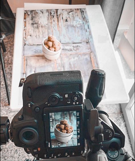 •not my pic• Food Photography Studio, Food Photography Lighting, Food Photography Composition, Photography Backdrops Diy, Moody Food Photography, Food Photography Tutorial, Food Videography, Food Art Photography, Food Photoshoot