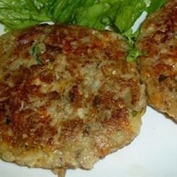 Cheese, bread crumbs, parsley, garlic and onion are mixed in with the cooked eggplant and formed into patties. A few minutes in hot oil and you have your croquettes. Eggplant Recipes Easy, Croquettes Recipe, Eggplant Dishes, Diner Recept, Eggplant Recipes, Crab Cakes, Croquettes, Meatless Meals, Veggie Dishes