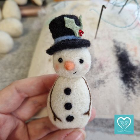 Felting Projects Christmas, Snowman Needle Felting, Winter Needle Felting Ideas, Easy Christmas Needle Felting Ideas, Needle Felted Snowmen, Needle Felted Panda, Christmas Needle Felting Ideas, Needle Felted Christmas Ornaments, Felted Christmas Ornaments