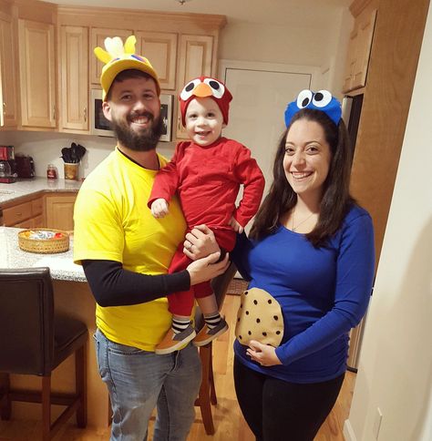 Pregnancy Family Halloween costume! Sesame Street. Elmo Costume Toddler, Sesame Street Halloween Costumes, Family Costumes For 3, Dad Costume, Family Costumes Diy, Family Themed Halloween Costumes, Mom Halloween Costumes, Halloween Costum, Family Halloween Costume