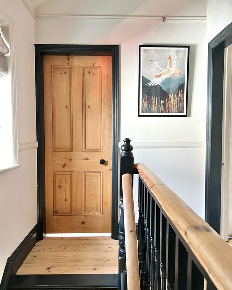 Painting Hallway Ideas, Upstairs Landing Ideas, Landing Ideas Upstairs, Craftsman Entryway, Staircase Banister Ideas, Hallway Wall Colors, Vibey Rooms, Landing Decor, Landing Ideas