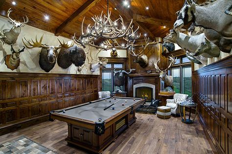 Trophy Rooms Hunting, Hunting Room Design, Soccer Trophies, Man Cave Basement Diy, Hunting Man Cave, Room Ideas Men, Log Home Flooring, Cow Skull Decor, Media Room Design