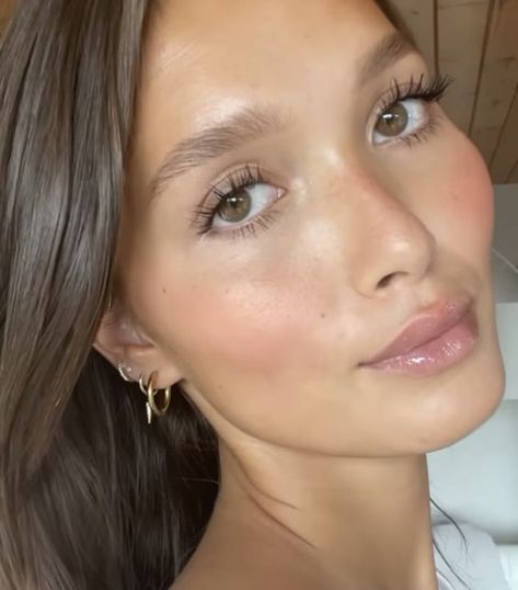 Clean Girl Makeup Look, Clean Girl Look, Glowy Makeup Look, Aesthetic Wellness, Dewy Makeup Look, Gucci Clothes, Formal Makeup, Dewy Makeup, Smink Inspiration