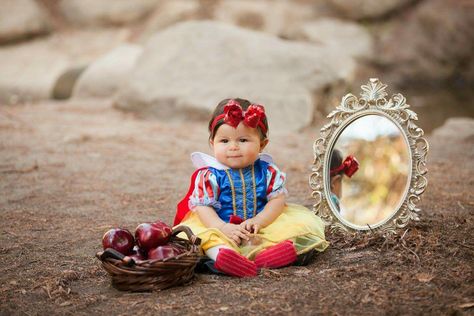 Disney Princess Snow White Infant Photoshoot Snow White Photoshoot, Snow White Monthly Milestone, Snowwhite Photoshoot Ideas, Snow White First Birthday Photoshoot, Snow White Milestone, Snow White 1st Birthday Photo Shoot, Snow White Baby Photoshoot, Newborn Snow White Photoshoot, Snow White Smash Cake First Birthdays